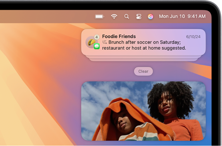 Pravý horný roh plochy Macu zobrazujúci zosumarizovaný blok hlásení z aktívnej konverzácie v apke Správy.