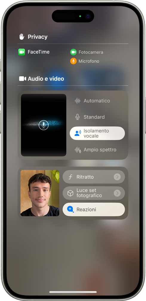 Le impostazioni di Centro di Controllo per le chiamate FaceTime, che mostrano le opzioni Automatico, Standard, “Isolamento vocale” e “Ampio spettro”.