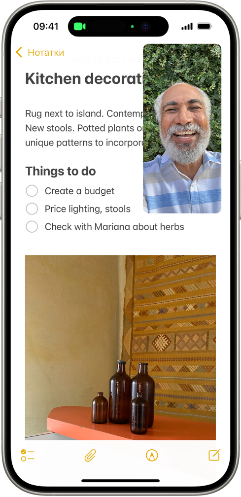 Відбувається розмова у FaceTime, а решту екрана заповнює нотатка щодо оздоблення кухні.