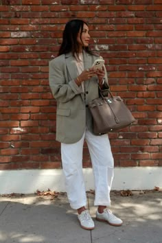 Oversized Blazer Outfit, Looks Adidas, Samba Outfit, Style Casual Chic, Sincerely Jules, Work Fits, Mode Casual, Spring Look