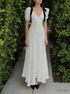 Elegant Maxi Dress with Lace Up Details Long Dress For Women, High Waist Short, Floral Cocktail Dress, Ball Gowns Evening, Puff Sleeve Dresses, Looks Chic, Maxi Dress With Sleeves, White Maxi Dresses, Evening Dresses Prom