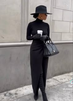 Powerful Women Outfits Classy, All Black Classic Outfit, Sleek Fashion Classy, Black Women 40s Fashion, All Black Elegant Outfit Classy, Luxury Black Chic Outerwear, Stylish Work Attire Winter, Monocratic Outfits, All Black Outfit Women