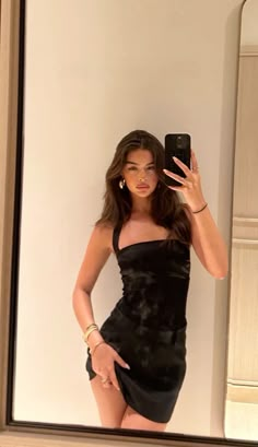 @oliviaphillipps on insta ! Dress Pics Aesthetic, Black Dress Selfie, Baddie Poses Instagram, Olivia Phillips, Pic Inspo Selfie, Diy Formal Dress, Celebrity Children, Classy Jumpsuit, Sparkly Mini Dress