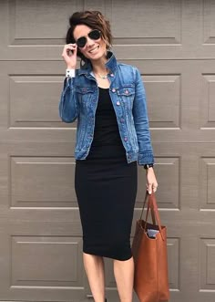 Dress And Jean Jacket, Mode Over 50, Rok Outfit, Mode Tips, Dress With Jean Jacket, Brown Bag, Night Out Dress, Black Maxi, Outfits Casuales