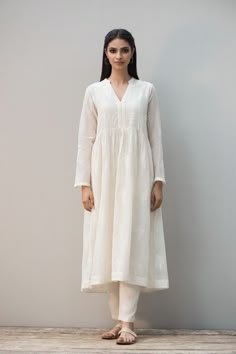 Simple Indian Suits, Good Earth, Indian Dresses Traditional, Kurta Designs Women, Dress Indian Style, Dress Indian