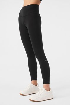 The 7/8 High-Waist Airbrush Legging — all the smoothing, sculpting benefits of the full-length version, in a perfectly cropped package. So good for studio & all-day cool for street, this look features flat-locked seaming for comfort and functionality, no side seams, and an on-trend high waist. Alo Workout Clothes, Alo Leggings Outfit, Superhuman Era, Kylie Closet, Skating Fits, Leggings Outfit Workout, Ballet Leggings, Cloth Pieces, Cute Fits For School