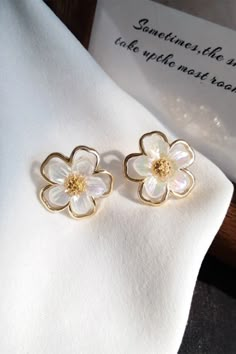 A thoughtful gift: With a timeless design and polished look, this accessories well with any collection, whether for your or as a gift celebrating friendship, birthdays and other memorable moments. White Flowers Earrings, Birthday Accessories For Women, White Floral Earrings, Cute Flower Earrings, White Flower Jewellery, White And Gold Jewelry, Cute Jewelry Earrings, White Flower Earrings, Nice Earrings