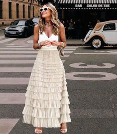 This pleated skirt in neutral colors is perfect to pair with any outfit and works for every season of the year.  It's ideal to wear with sandals, heels, or even high boots for a trendy cowboy-inspired style this season. Complete your outfit with a top and look stunning, elevating your style to the next level. Its versatile layered tulle design adds a touch of whimsy, making it an essential piece that brings elegance and freshness to your wardrobe. It's a must-have for those who want to stand out Ruffled Skirt Outfit, 2025 Outfit, Long Tulle Skirt, Tulle Long Skirt, Skirt Elegant, Skirt Fabric, Ruffled Skirt, Mesh Skirt, Womens Skirts