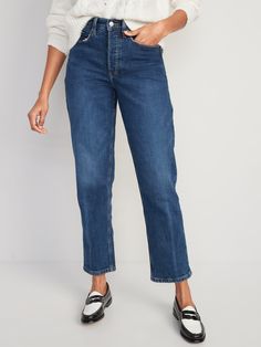 Online exclusive! Our Curvy Sky-Hi Straight Jeans take the mom jean to new heights: 1” higher & 1” narrower than our standard high-rise + 2 1/2" more at the hip & 1" wider at the thigh for your curves ⌛ Contoured, no-gap, extra high-rise waistb Petite Curvy Fashion, Stylish Over 50, Petite Dressing, Navy Clothing, Style Uniform, Mom Fits, 20s Style, Petite Curvy, Minimal Wardrobe