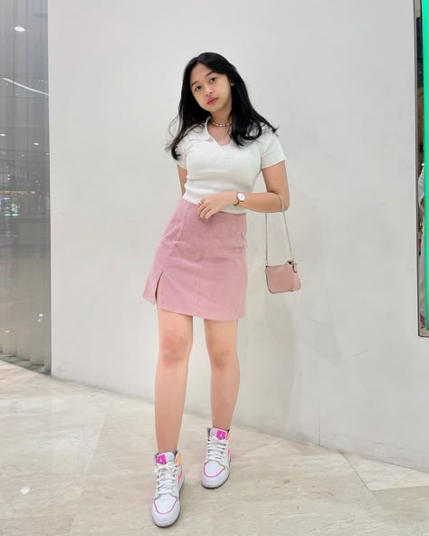 Cute Pink Outfits Aesthetic Skirts, First Date Aesthetic Outfit, Outfit Idul Fitri, Quick Outfit Ideas Summer, Ootd Concert Casual, Casual College Outfits Summer Street Style, Korean Short Skirt Outfits, Concert Outfit Simple, Skirt And Top Western Outfit