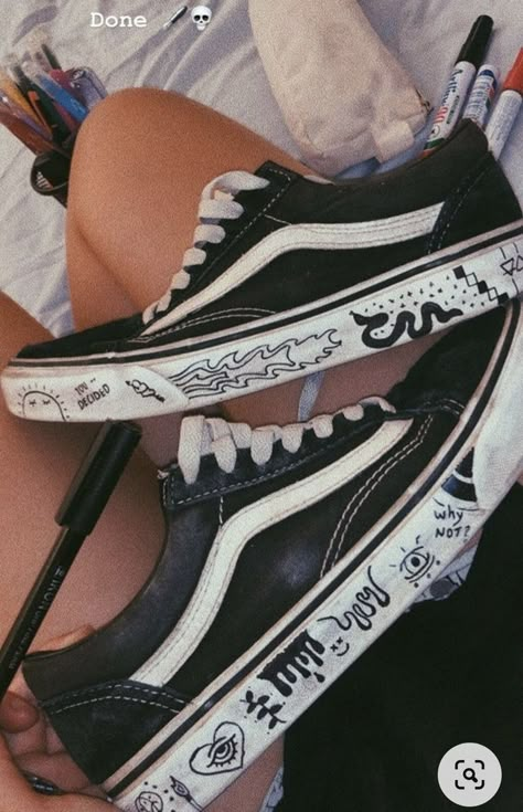 Things To Write On Your Shoes, Vans Writing On Shoes, Drawing On Shoes, Zapatillas All Star, Doodle Shoes, Sharpie Shoes, Vans Aesthetic, Converse Design, Grunge Shoes