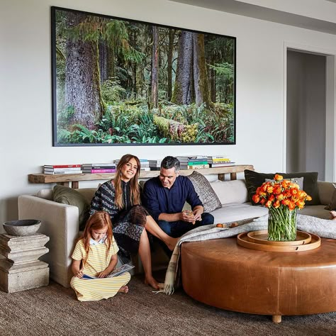 Jessica Alba Living Room, Jessica Alba Home Decor, Celebrities Homes Interior, Celebrity Home Office, Celebrity Living Rooms, Jessica Alba Style 2024, Jessica Alba Home, Jessica Alba House, Architectural Digest Kitchen