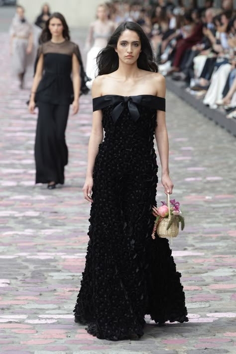 Chanel Dress Couture, Chanel Dress Gowns, Chanel Haute Couture Details, Chanel Aesthetic Outfit, Chanel Haute Couture Dress, Chanel Wedding Dress, Chanel Girl, Chanel 2024, Couture 2023