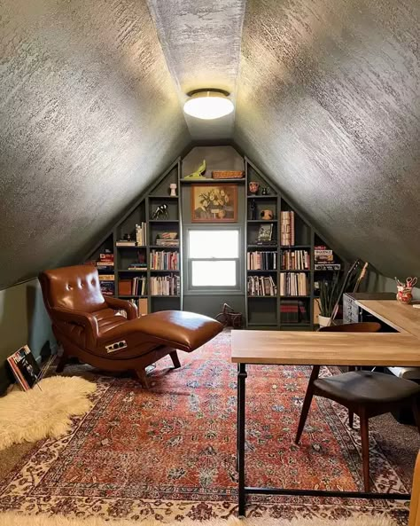 30 Inspiring Ideas for Small Attic Rooms With Low Ceilings Diy Attic Remodel On A Budget, Attic Game Room Ideas, Small Attic Ideas, Small Attic Room Ideas, Attic Game Room, Low Ceiling Attic, Small Attic Room, Attic Room Ideas, Attic Library