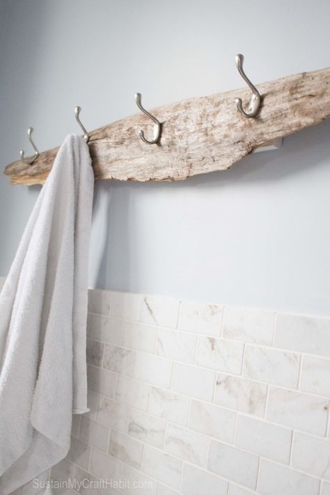 Diy Towel Holder, Beach Towel Holder, Rustic Towel Rack, Toallero Ideas, Diy Towel Rack, Driftwood Diy, Rustic Coat Rack, Strand Decor, Driftwood Ideas