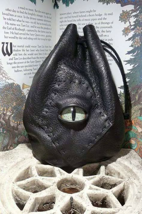 Sukienki Maksi, Black Leather Bag, Pola Sulam, Dragon Eye, Black Leather Bags, Leather Work, Womens Purses, Dark Fashion, Steam Punk