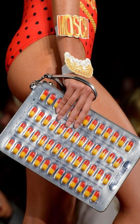 Moschino's controversial pill-themed accessories accused of glamorising drug use Weird Bags, Controversial Fashion, Funky Purses, Funny Bags, Novelty Purses, Creative Bag, Unique Handbags, Conceptual Fashion, Creative Accessories