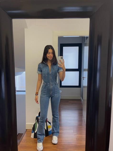 Basic Denim Outfit, Styling Denim Jumpsuit Outfit, Outfits Con Jumpsuit, Zara Outfit 2024, Denim Dangri, Mono Outfit, Zara Jeans Outfit, Spring Denim Outfits, Mango Outfit