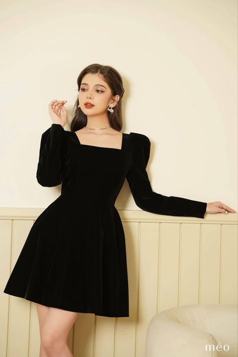 Black Fancy Short Dress, Black Prom Dress Short Classy, Black Elegant Dress Short Classy, Black Dress Outfit Party, Mode Ulzzang, Neat Casual Outfits, Simple Frocks, Velvet Dress Designs, Cute Short Dresses