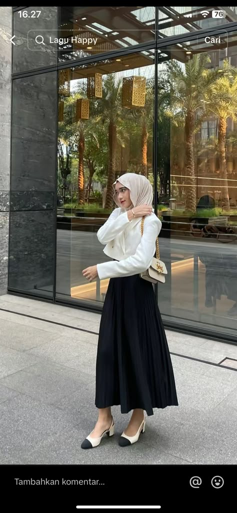 Feminine Hijab Outfit, Outfit Rok Hitam, Outfit Formal Hijab, City Tour Outfit, Ied Mubarak Outfit, Outfit Rok Plisket, Outfit Kampus Hijab, Black Skirt Outfit Hijab, Ootd Bukber