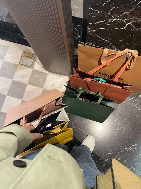 Expensive Shopping Bags, Luxury London Aesthetic, Shopping In London Aesthetic, London Shopping Aesthetic, Harrods Aesthetic, Luxury Shopping Aesthetic, Harrods Bag, Harrods Shopping, London Harrods