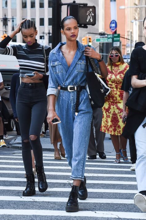 Denim Jumpsuit Street Style, Denim Jumpsuit Outfit, Denim Street Style, Moda Denim, Survival Of The Fittest, Style Casual Chic, All Jeans, Denim Outfits, Dakota Johnson