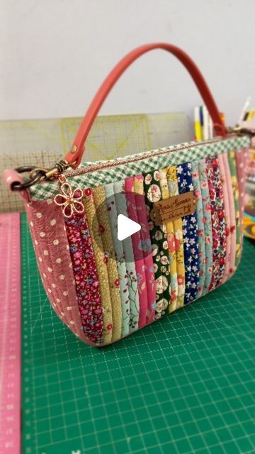 Handmade Hand Bags, Handmade Bags Tutorial, Patchwork Bags Patterns Free, How To Make Bag, Handmade Bag Design, Diy Quilted Bag, Pouches Design, New Bag Design, Patchwork Bags Diy