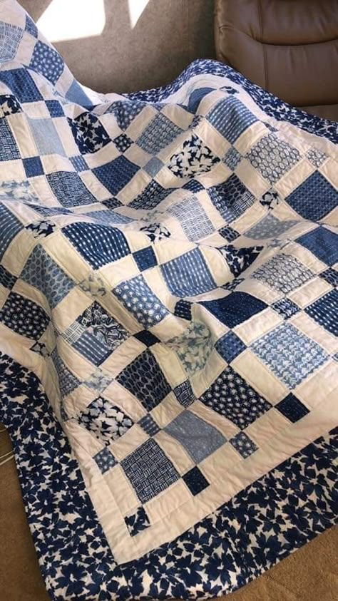 Love this blue and white quilt Nature Quilt, Blue Quilt Patterns, Colchas Quilting, Blue And White Quilts, Quick Quilts, Japanese Designs, Two Color Quilts, Improv Quilts, Blue Quilt