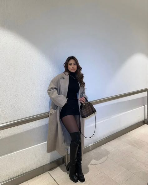 Autumn Date Night Outfit Classy, Winter Outfits For University, Birthday Outfit For Winter Women, Elegant Winter Outfits For Women, New Years Winter Outfit, Black Heels Dress Outfit, Outdoor Party Outfit Fall, Formal Thanksgiving Outfit, Winter Outfits With Heels