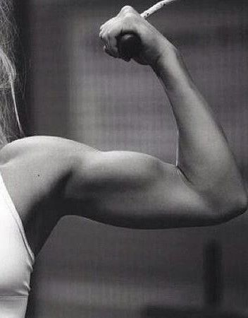 Chiseled Arms Woman, Tone Body Women Goals, Arms Inspo Women, Tone Arms Women, Women Strong Body, Women Strong Arms, Fit Toned Aesthetic, Healthy Toned Women, Strong Toned Women