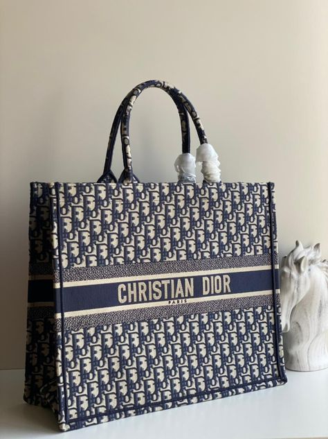 Black Christian Dior Bag, Sac Christian Dior, Dior Big Bags, Blue Christian Dior Bag, Christian Dior Bag Totes, Christian Dior Clothes, Christian Dior Bag Outfit, Blue Dior Bag, Dior Box Bag