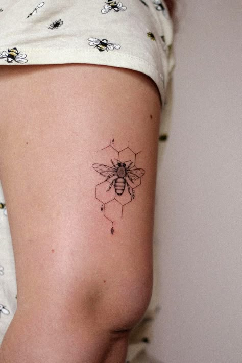 Small bee tattoo with beehive Queen Bee With Honeycomb Tattoo, Couple Bee Tattoo, Bee Spine Tattoos For Women, Bee Back Tattoo Women, Womens Bee Tattoo, Just Bee Tattoo, Tattoo Honey Bee, Tattoo Of A Bee, Minimalistic Bee Tattoo