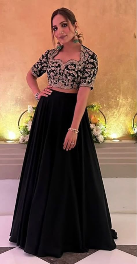 Black Lehanga Models, Dress Indian Style Black, Black Skirt Indian Outfit, Crop Top With Lehenga Wedding, Sagai Outfit Gown, Sangeet Outfit Bridal Plus Size, Black Colour Frock Design, Jewellery For Black Lehenga, Plus Size Sangeet Outfit