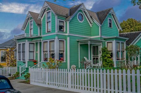 https://flic.kr/p/qGFHxQ | Built in 1888--DSC2055--Pacific Grove, CA | A modest Victorian era beauty. As seen on the California central coast's Monterey Peninsula. Monterey House, Vintage Houses, Monterey Peninsula, Pacific Grove, Big Windows, Victorian Houses, Old Homes, Cottage Homes, Victorian Homes