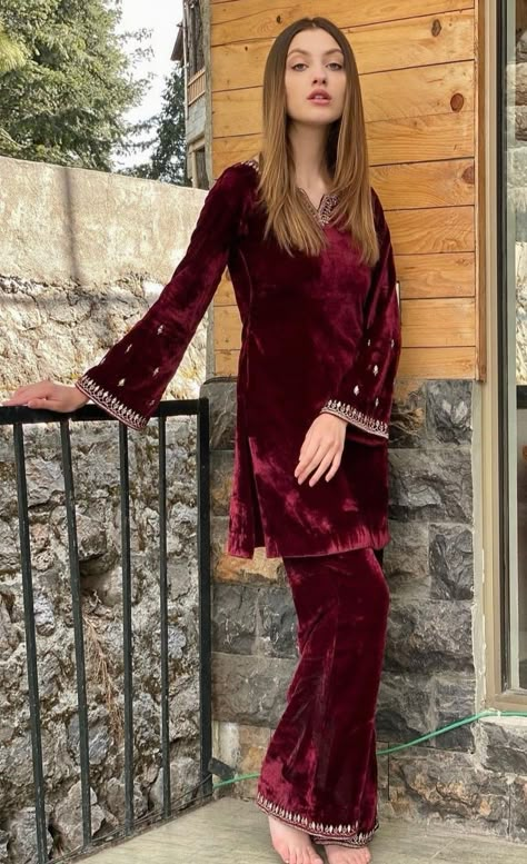 Pakistani Velvet Suits Party Wear Simple, Winter Shadi Outfit, Short Dress In Winter How To Wear, Velvate Dress Design Pakistan, Velvet Dress Ideas Pakistani, Simple Velvet Dress Designs Pakistani, Velvate Dress Design Gown, Velvet Pakistani Dress Simple, Velvet Pakistani Suits