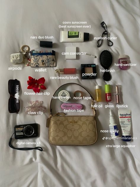 Whats In My Travel Makeup Bag, Makeup Bag Essentials Aesthetic, Things To Put In A Purse, What To Keep In Purse, What To Put In My Purse, Aesthetic What’s In My Bag, Small Bag Essentials, Things To Keep In Purse, What’s In My Handbag