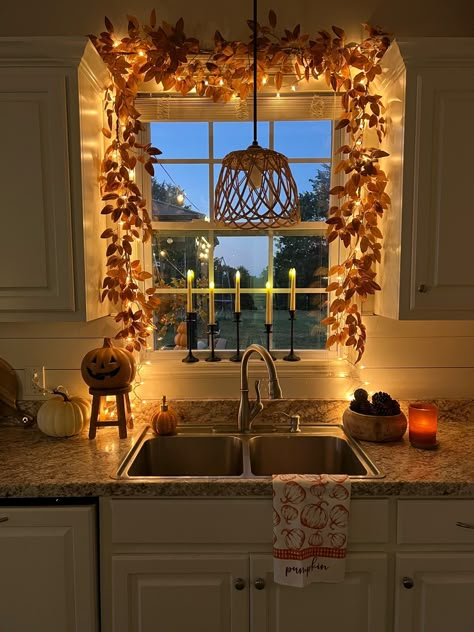 Fall Apartment Decor, Halloween Kitchen Decor, Dekorasi Halloween, Fall House, Fall Room Decor, Halloween Decor Diy, Cozy Fall Decor, Halloween Tattoo, Fall Decor Inspiration