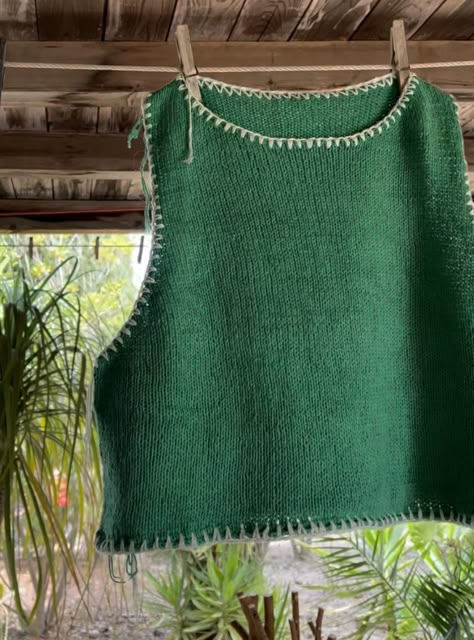 Cool Scandinavian Outfits, Knit Fashion Summer, Summer Knit Outfit, Small Knit Projects, Spring Knitting Projects, Green Vest Outfit, Spring Knitting Patterns, Summer Knitting Projects, Knit Vest Outfit