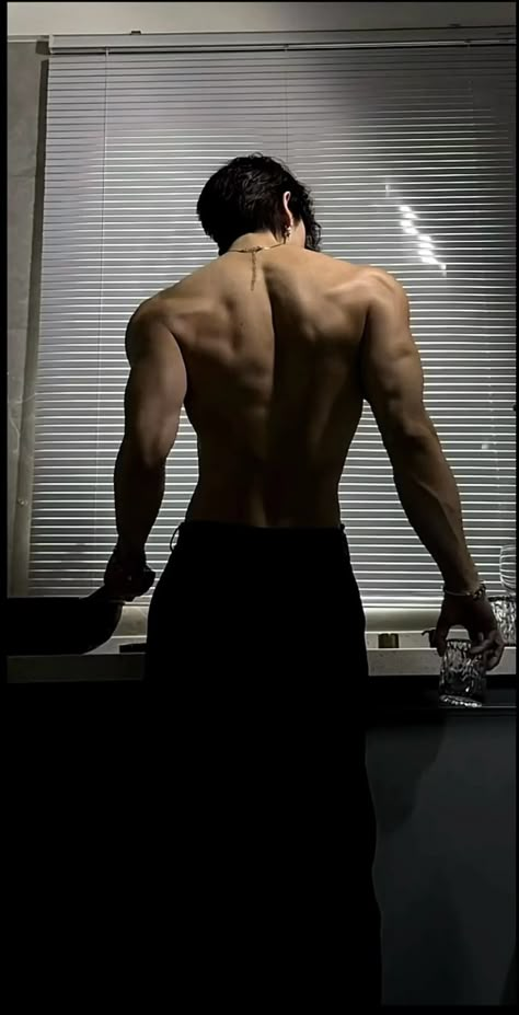 Guy Back Muscles, Aesthetic Body Goals Men, Male Back Art Reference, Muscular Man Side Profile, Hip Windows Outfit Men, Male Back Aesthetics, Body Type Goals Men, Rough Looking Men, Guys Pictures Poses