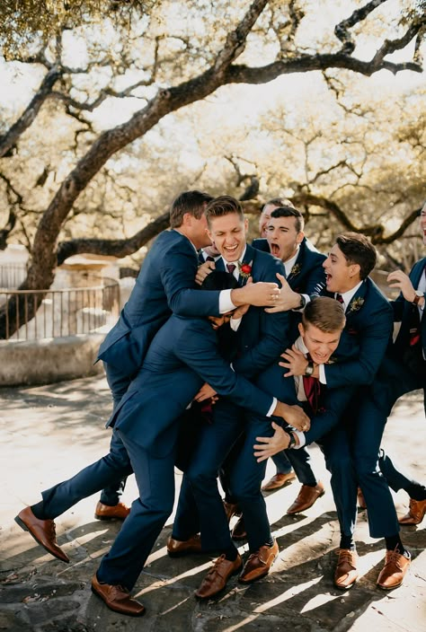 Cute Groomsmen Pictures, Groomsmen Poses With Groom, Wedding Pics Groomsmen, Wedding Photo Inspiration First Look, Wedding Photo With Wedding Party, Wedding Photo Inspiration Groomsmen, Cute Wedding Party Pictures, Groomsmen Arrival Photos, Unique Groomsmen Photos