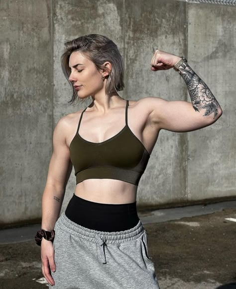 Women Poses Art Reference, Healthy Muscular Women, Women Muscles Reference, Women Arm Muscles Inspiration, Muscular Woman Tattoos, Womans Arm Reference, Women Arms Muscles, Lean Women Reference, Strong Woman Back Muscles