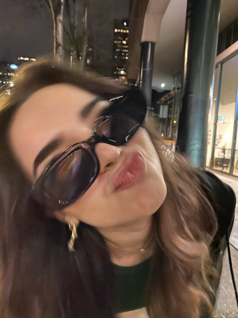 Bailey Core, Brunette Aesthetic, Downtown Girl Aesthetic, Girl With Sunglasses, + Core + Aesthetic, Brunette Girl, Foto Ideas Instagram, My Vibes, Cool Sunglasses