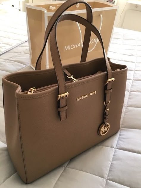 Sac Michael Kors, Outlet Michael Kors, Michael Kors Tote Bag, Luxury Bags Collection, Fall Handbags, Women Purse, Michael Kors Outlet, Cute Handbags, Bowling Bags