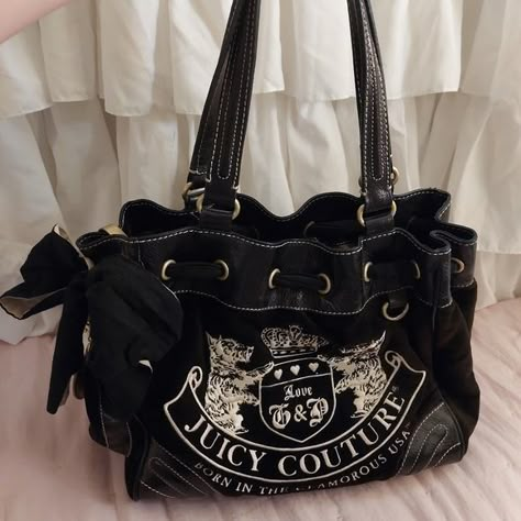 🎀 Y2K Juicy Couture Daydreamer Bag Black Juicy Couture Bag, Juicy Couture Daydreamer Bag, Juicy Couture Daydreamer, Juicy Bag, Mcbling Fashion, Y2k Bags, Y2k Juicy Couture, Juicy Couture Handbags, Couture Handbags