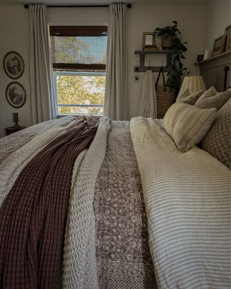 Brown Cozy Bedroom Ideas, Brown Bedroom Ideas Cozy, Vintage Modern Bedroom, Layered Bed, Cozy Cottage Bedroom, Bedroom Ideas Modern, Fall Bedroom Ideas, Cottage Bed, Modern Bedroom Ideas