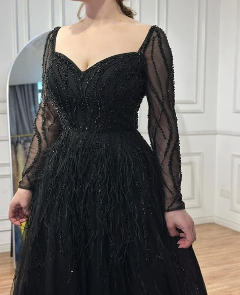 la71468 Black Frocks For Women Party, Majlesi Dress, Black Reception Dresses, Plus Size Elopement Dress, Black Frocks, Beautiful Gown Designs, Dress Outfits Party, Black Frock, Party Wear Gowns