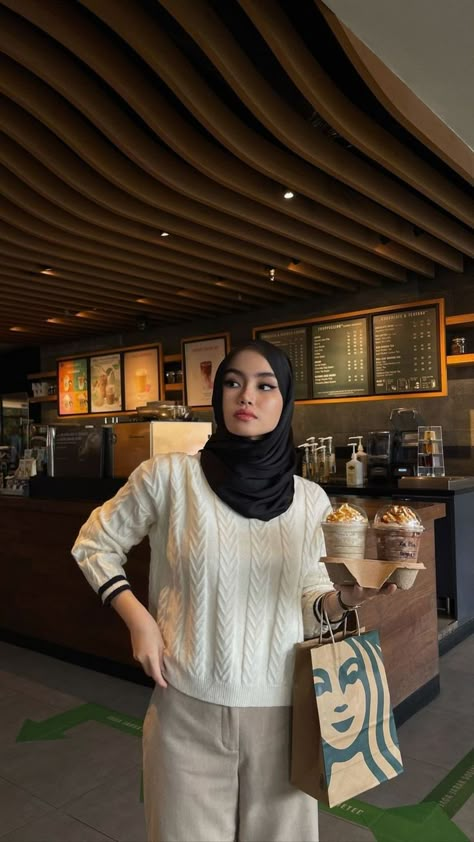 Haircut Selfie, Photo Hijab, Ootd Hijab Casual, Outfit Hijab Casual, Estilo Hijab, Street Hijab Fashion, Knitwear Outfit, Muslim Outfits Casual, Hijab Style Casual