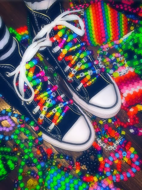 kandi kid scene beaded laces colorful Boty Converse, Scene Kandi, 2000s Scene, Kandi Beads, Diy Kandi Bracelets, Scene Aesthetic, Kandi Inspo, Kandi Perler, Diy Kandi