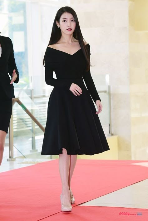 These 10+ Times IU Wore A Pretty Black Dress Will Convince You That It's One Of Her Best Looks - Koreaboo Recital Dress, Pretty Black Dresses, Award Show Dresses, Party Dress Inspiration, Dresses For Women Over 50, Party Outfits Night, Casual Attire For Women, Garden Party Dresses, Dress Korean