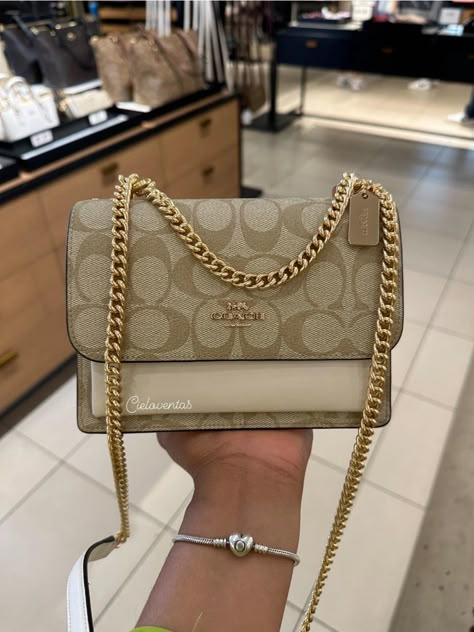 Cute Designer Bags, Coach Purse Aesthetic, Mochila Coach, White Purse Outfit, Coach Bag Aesthetic, Bolsas Kurt Geiger, Coach Bags Handbags, Purse Aesthetic, Cute Crossbody Bags